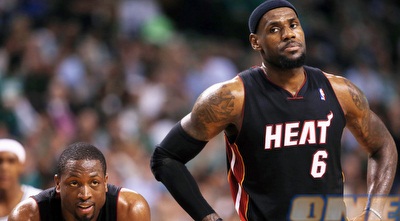 לברון ו-ווייד כבר מסתכלים לעבר המשחק הרביעי (רויטרס) לברון ו-ווייד כבר מסתכלים לעבר המשחק הרביעי (רויטרס)