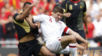 ג´רארד נאבק בדמבלה. הפציעות פגעו קשה בנבחרת (רויטרס) ג´רארד נאבק בדמבלה. הפציעות פגעו קשה בנבחרת (רויטרס)