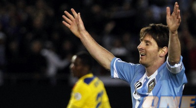 מסי מתרגל &qout;בוא לאבא&qout; במדי ארגנטינה (רויטרס)