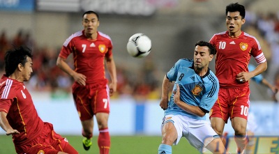 צ´אבי מוקף בסינים, הספרדים עוד לא הצליחו לפצח את הגנת האורחים (GettyImages)