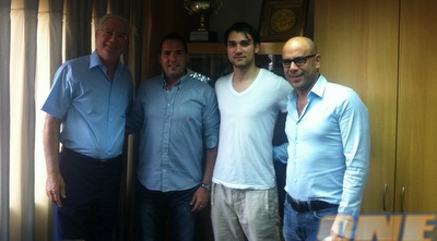 שמואל שיימן לאחר החתימה במשרדו של יעקב שחר