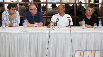 מסיבת העיתונאים של יוסי מאור: &qout;הכדור לא בידי&qout; (עמית מצפה) מסיבת העיתונאים של יוסי מאור: &qout;הכדור לא בידי&qout; (עמית מצפה)