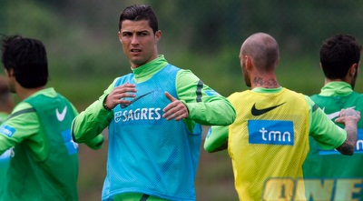 כריסטיאנו רונאלדו מתמתח באימון (רויטרס)