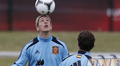 פרננדו טורס משתעשע באימון (רויטרס)