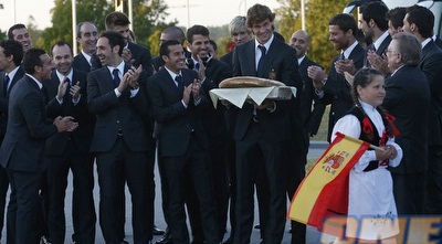 יורנטה עם הלחם שקיבל מהצעירה המקומית