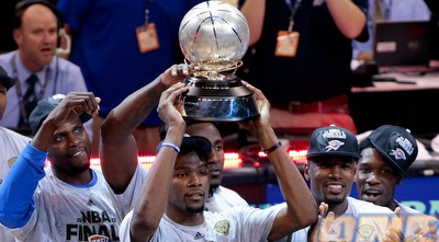 דוראנט מניף את הגביע (GettyImages)