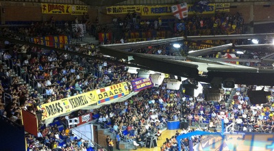 הקהל המדים בפלאו ארנה בברצלונה. בקרוב יראו את קובי? (מור מרקוס) (ONE)