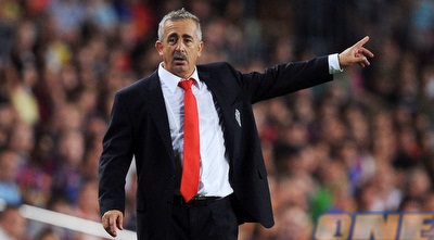 מנואל פרסיאדו. עולם הכדורגל מרכין ראשו (GettyImages)