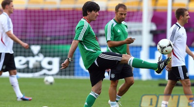 יואכים לב מקפיץ כדור באימון המסכם (GettyImages)