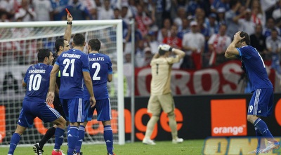 כרטיס אדום שערורייתי לסוקראטיס לפני המחצית (רויטרס)