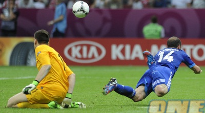 שצ´סני מכשיל את סלפינגידיס. אדום ופנדל (רויטרס)