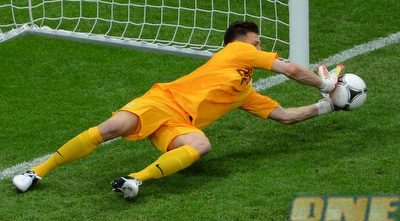 טיטון עוצר את הפנדל (רויטרס)