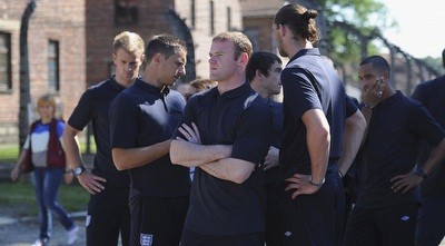 רוני וקארול במהלך הביקור באשוויץ (רויטרס)