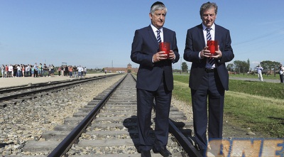 הודג´סון וברנשטיין מניחים נרות (רויטרס)