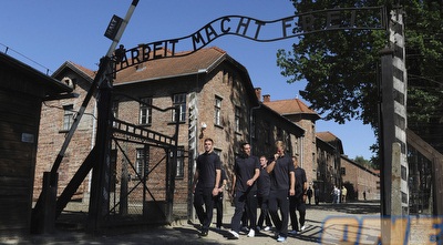רוני, קארול והארט מתחת לשלט העבודה משחררת (GettyImages)