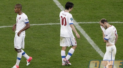 שחקני צ´כיה מאוכזבים לאחר ההפסד לרוסיה (רויטרס)