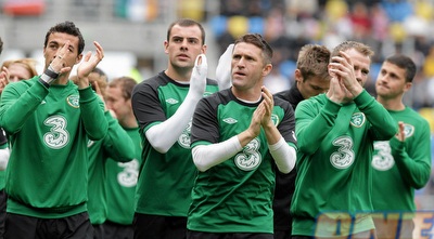 רובי קין ושחקני אירלנד מודים לאוהדים שלהם שהגיע לאימון (רויטרס)