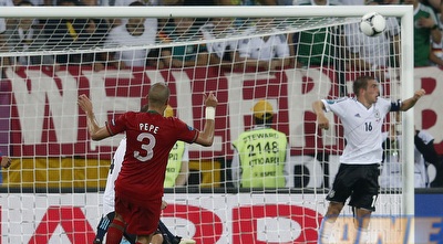 פפה מדביק למשקוף. באמת חסר מזל (רויטרס)