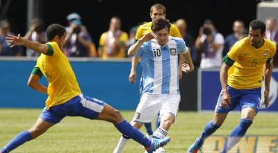 מסי עובר בין רומולו וסנדרו (רויטרס)