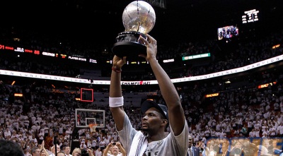 כריס בוש עם גביע אליפות המזרח (GettyImages)