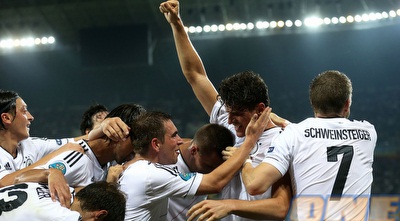 שחקני גרמניה חוגגים. מאמץ קבוצתי לעצור את רונאלדו (GettyImages)