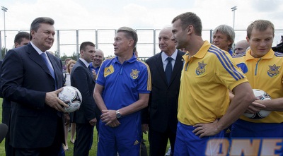 בלוחין ושחקני הנבחרת עם נשיא אוקראינה (רויטרס)