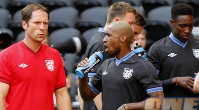 ג´רמיין דפו לוגם מים (יוסי ציפקיס)