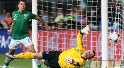 שיי גיבן רואה את הכדור חודר לרשת (רויטרס) שיי גיבן רואה את הכדור חודר לרשת (רויטרס)