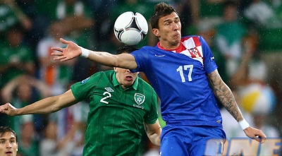 מנדזוקיץ´ וסט. לדג´ר נלחמים על הכדור באוויר (GettyImages) מנדזוקיץ´ וסט. לדג´ר נלחמים על הכדור באוויר (GettyImages)