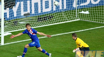 ילאביץ´ חוגג, גיבן מביט בתסכול (GettyImages) ילאביץ´ חוגג, גיבן מביט בתסכול (GettyImages)