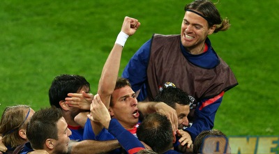 מנדזוקיץ´ מקבל אהבה מחבריו (GettyImages) מנדזוקיץ´ מקבל אהבה מחבריו (GettyImages)