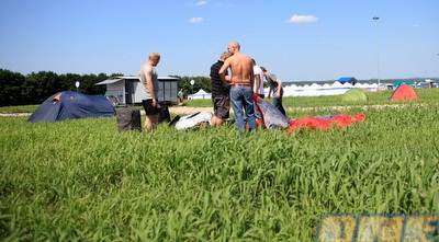 האנגלים נהנים מהחים. רק 8 יורו ללילה (יוסי ציפקיס) האנגלים נהנים מהחים. רק 8 יורו ללילה (יוסי ציפקיס)