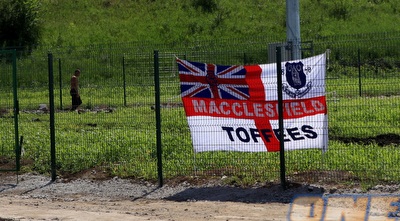 ואיך אפשר בלי דגלים של קבוצות אנגליות? (יוסי ציפקיס) ואיך אפשר בלי דגלים של קבוצות אנגליות? (יוסי ציפקיס)