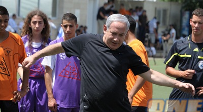 בנימין נתניהו משחק כדורגל (משה מילנר) (ONE) בנימין נתניהו משחק כדורגל (משה מילנר) (ONE)