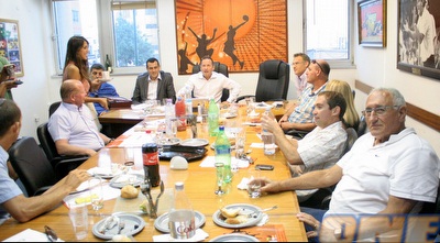 קופל בישיבת דירקטריון המנהלת האחרונה שלו (חגי ניזרי) קופל בישיבת דירקטריון המנהלת האחרונה שלו (חגי ניזרי)