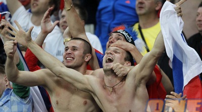 אוהדים רוסים חוגגים, לטענת גברה סלאסי הם גם השמיעו קריאות גזעניות (רויטרס) אוהדים רוסים חוגגים, לטענת גברה סלאסי הם גם השמיעו קריאות גזעניות (רויטרס)