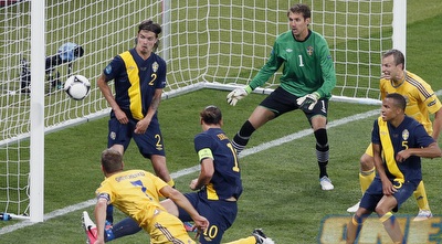 שבצ&acute;נקו כובש את שער הניצחון (רויטרס)