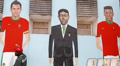 ציור קיר של רונאלדו ונאני. השחקנים בעד כוכב יונייטד (רויטרס)