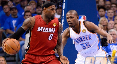 לברון מול דוראנט. בינתיים ג´יימס עוד לא נכנס למשחק (GettyImages)