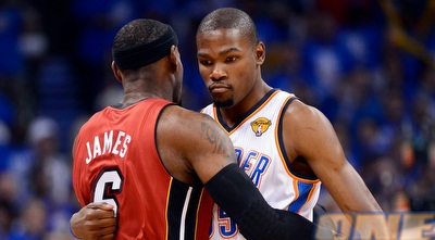 דוראנט ולברון מתחבקים לפני הפתיחה (GettyImages)