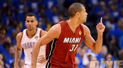 שיין באטייה מרוצה לאחר עוד שלשה (GettyImages)