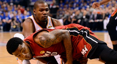 קווין דוראנט והאסלם נלחמים על הכדור (GettyImages)