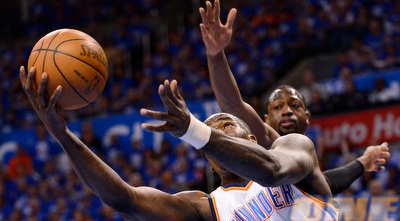 דוויין ווייד מנסה להפריע לפרקינס מתחת לסל (GettyImages)