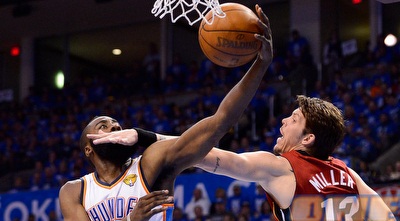 מילר מדגים להארדן מה זה יד בפנים (GettyImages)