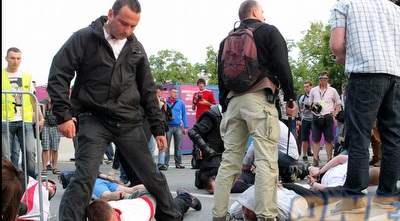 אוהדים פולנים נעצרים על ידי שוטרים במדים אזרחיים (רויטרס)