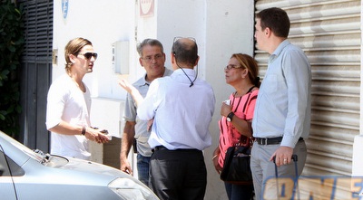 משפחת בוזגלו בדיון מחוץ למשרד עו&qout;ד בו נערכה הבוררות (חגי ניזרי)