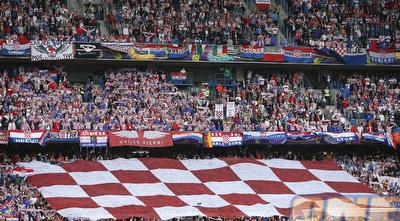 הקרואטים עם הדגל הענק שלהם (רויטרס)