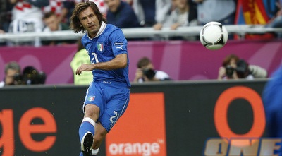 פירלו בועט פנימה (רויטרס)