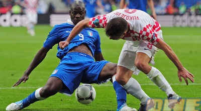 באלוטלי ו-ווקוייביץ´ מחפשים את הכדור  (GettyImages)