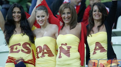 אוהדות ספרדיות מוכנות למשחק (רויטרס)